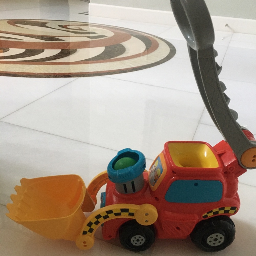 Vtech pop-a-balls push and pop bulldozer